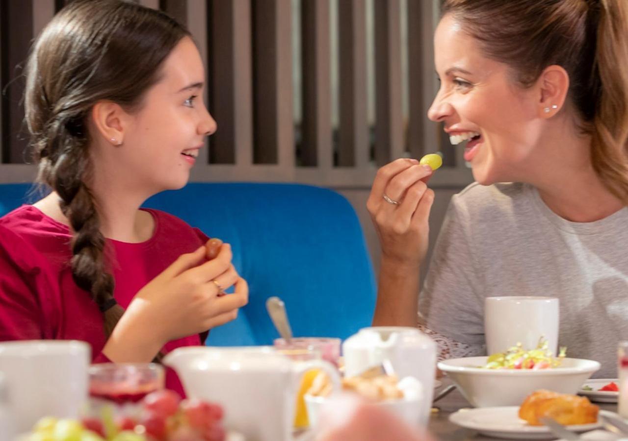 Clayton Hotel Dublin Airport Coolock Ngoại thất bức ảnh "I'm eating a melon with you."